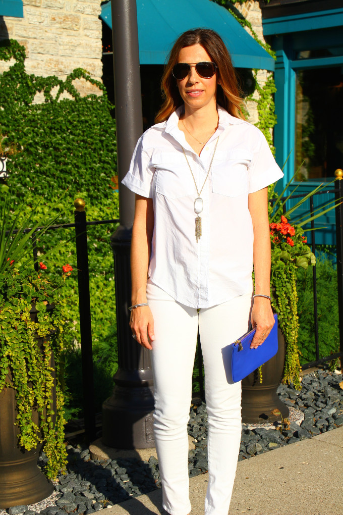 White skinny jeans, white shirt and nude pumps